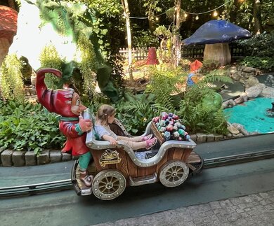 Attraktion für Kleinkinder Wichtelhausen Europa Park | © Irina Nischwitz Kleines Mädchen fährt Zug in Wichtelhausen Europa-Park | © Irina Nischwitz