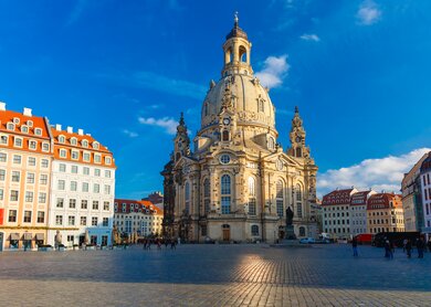 Frauenkirche am Marktplatz | © Gettyimages.com/KavalenkavaVolha Frauenkirche am Marktplatz in morgendlichem Sonnenschein mit wenigen Passanten | © Gettyimages.com/KavalenkavaVolha