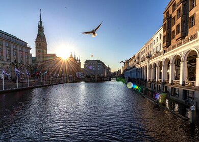 Kleine Alster bei Sonnenuntergang mit Blick auf das Rathaus und die Alsterarkaden | © Pixabay.com/Karsten Bergmann  Kleine Alster bei Sonnenuntergang | © Pixabay.com/Karsten Bergmann