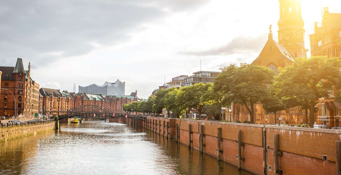 Hamburg-Stadt in Deutschland | © gettyimages.com/RossHelen Wunderschoener Stadtblick auf den Wasserkanal mit alter Kirche in Hamburg-Stadt waehrend des Sonnenuntergangs | © gettyimages.com/RossHelen