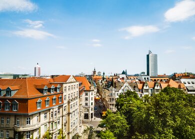 Luftaufnahme von Leipzig  | © Gettyimages.com/TommL Aufnahme von Leipzig über die Dächer der Stadt an einem sonnigen Tag. Auf der Straßen laufen Passanten.  | © Gettyimages.com/TommL