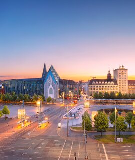 Leipzig Innenstadt währrend einem schoenen Sonnenuntergang | © Gettyimages.com/rudybalasko Blick auf den Augustusplatz in Leipzig von der Aussichtsplattform Panorama Tower aus währrend einem schoenen Sonnenuntergang | © Gettyimages.com/rudybalasko