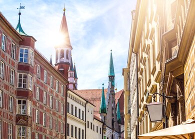 Münchener Altstadt bei Sonne | © Gettyimages.com/querbeet Altstadt Münchens bei Sonnenlicht  | © Gettyimages.com/querbeet