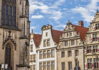 Historisches Zentrum von Muenster | © Gettyimages.com/venemama Nachaufnahme der St. Lamberti Kirche und traditioneller Häuser am Prinzipialmarkt in Muenster | © Gettyimages.com/venemama