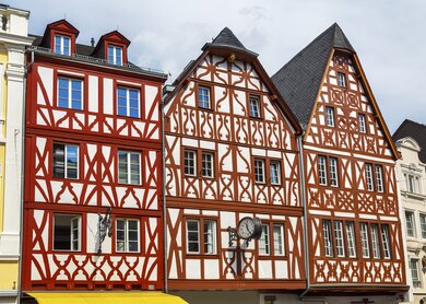 Fachwerkhaeusern der Altstadt in Trier | © Gettyimages.com/KarSol Fassaden von Fachwerkhaeusern der Altstadt in Trier mit bewoelktem Himmel | © Gettyimages.com/KarSol