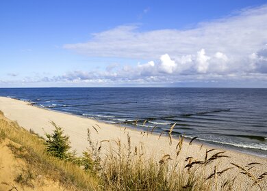 Morgen in der Ostsee  | © gettyimages.com/MaRoPictures Horizontale Aufnahme eines leeren Strandes an der Ostsee im Morgenlicht | © gettyimages.com/MaRoPictures