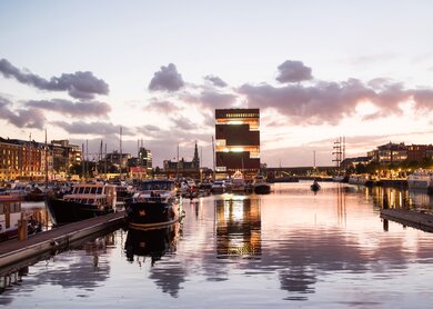 Moderner Stadtteil Eilandje und alter Hafen in Antwerpen/Flandern, Belgien | © Gettyimages.com/Poike Abendstimmung im modernen und beliebten Stadtteil Eilandje und alter Hafen in Antwerpen/Flandern, Belgien | © Gettyimages.com/Poike