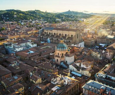 Asinelli Turm in Bologna | © Gettyimages.com/ozgurdonmaz Panoramaausblick vom Asinelli Turm in Bologna | © Gettyimages.com/ozgurdonmaz