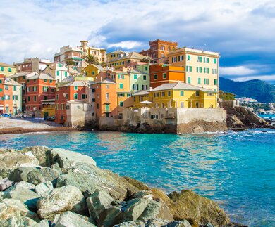 Das alte Fischerdorf Boccadasse in Genua, Italien, im Sommer | © Gettyimmages.com/marcociannarel Boccadasse, das malerische Fischerdorf in Genua, Italien, mit einem kleinen Strand umgeben von bunten Häusern entlang der Küste. | © Gettyimmages.com/marcociannarel