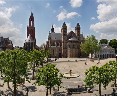 den Hauptplatz in Maastricht | © paul-mallaart  den Vrijthof, den Hauptplatz in Maastricht, mit der imposanten Sankt Servatius Basilika und der Sankt-Jans-Kirche im Hintergrund | © paul-mallaart