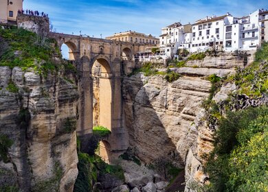 Puente Nuevo in Ronda | © Gettyimages.com/mikdam Die Puente Nuevo in Ronda, Spanien. Die Bruecke ueberspannt einen schmalen, tiefen Abgrund, der durch den Fluss Guadalevín entstanden ist, der die Stadt Ronda teilt | © Gettyimages.com/mikdam