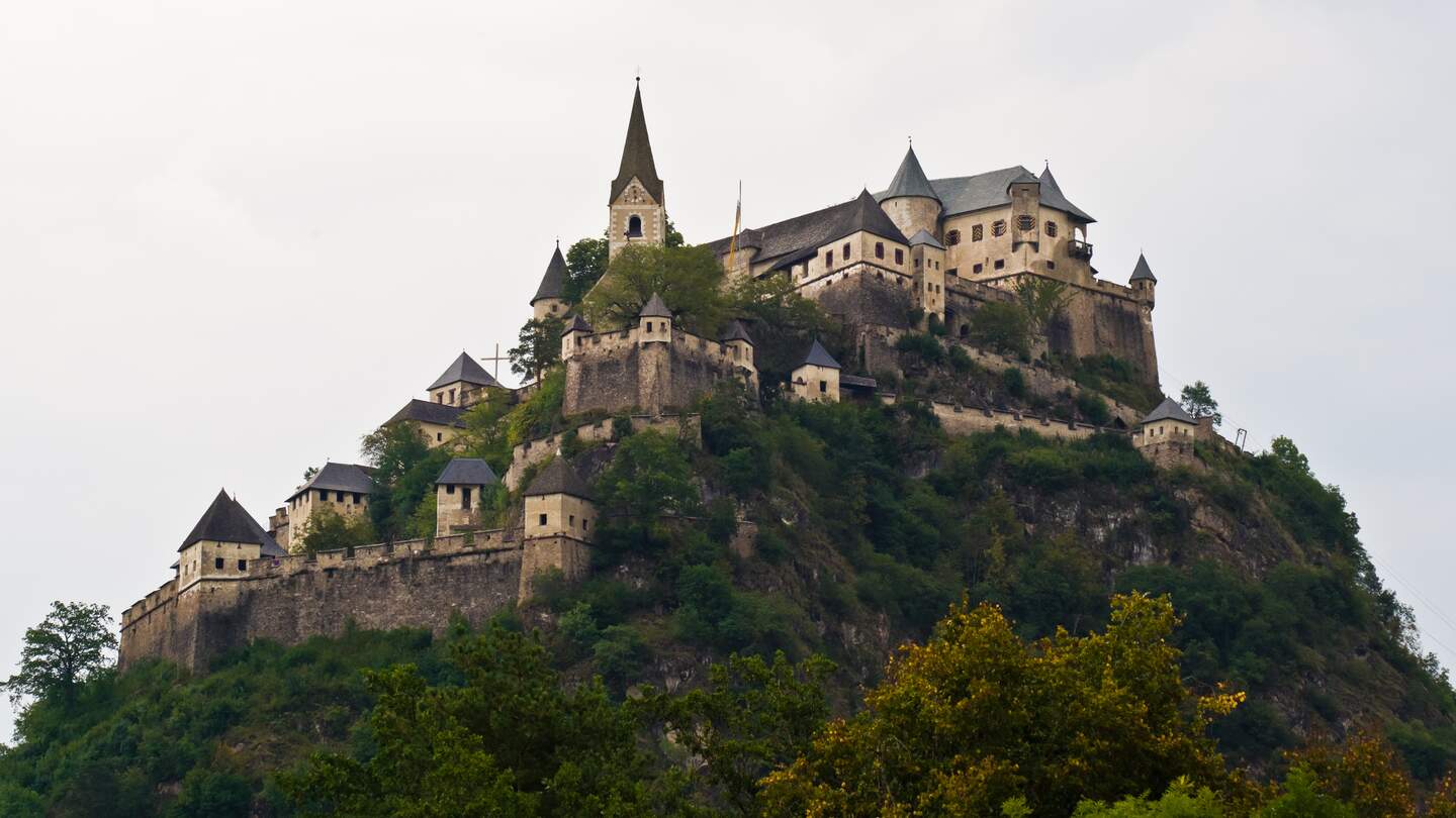 Die alte mittelalterliche Burg Hochosterwitz in Kärnten/Österreich. Das Schloss gehört zu den Wahrzeichen Kärntens. | © Gettyimages.com/rhombur