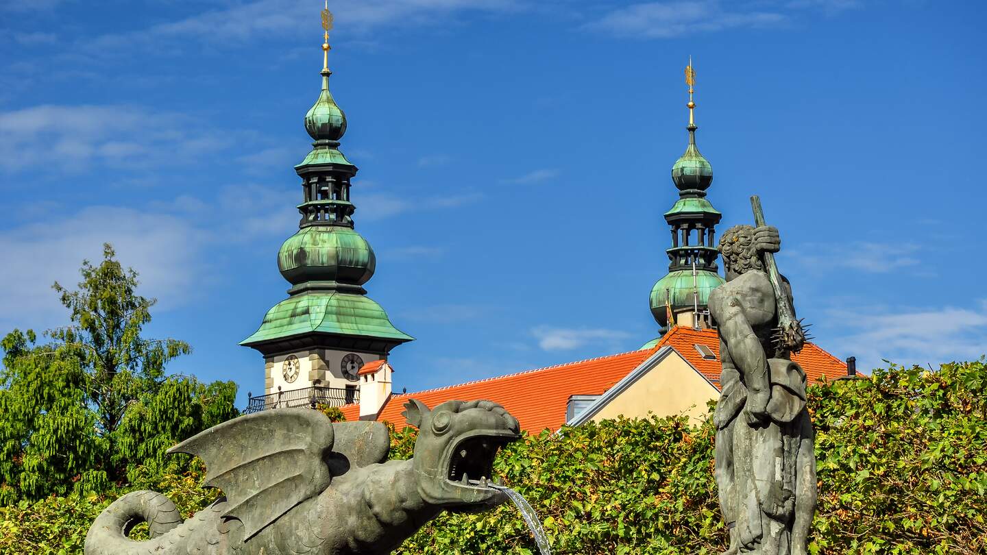 Der Lindwurm (erbaut um 1590), Klagenfurts Wappentier, ursprünglich ein zweibeiniger Drache, der am Stadtturm vorbeigleitet, steht im Zentrum von Klagenfurt. Er erinnert an die Ursprünge der Stadt, wie sie in der Gründungslegende erzählt werden. Der Brunnen mit seinem Ungeheuer, der Herkules-Statue und dem Renaissance-Geländer wurde 1636 fertiggestellt. | © Gettyimages.com/fotogablitz