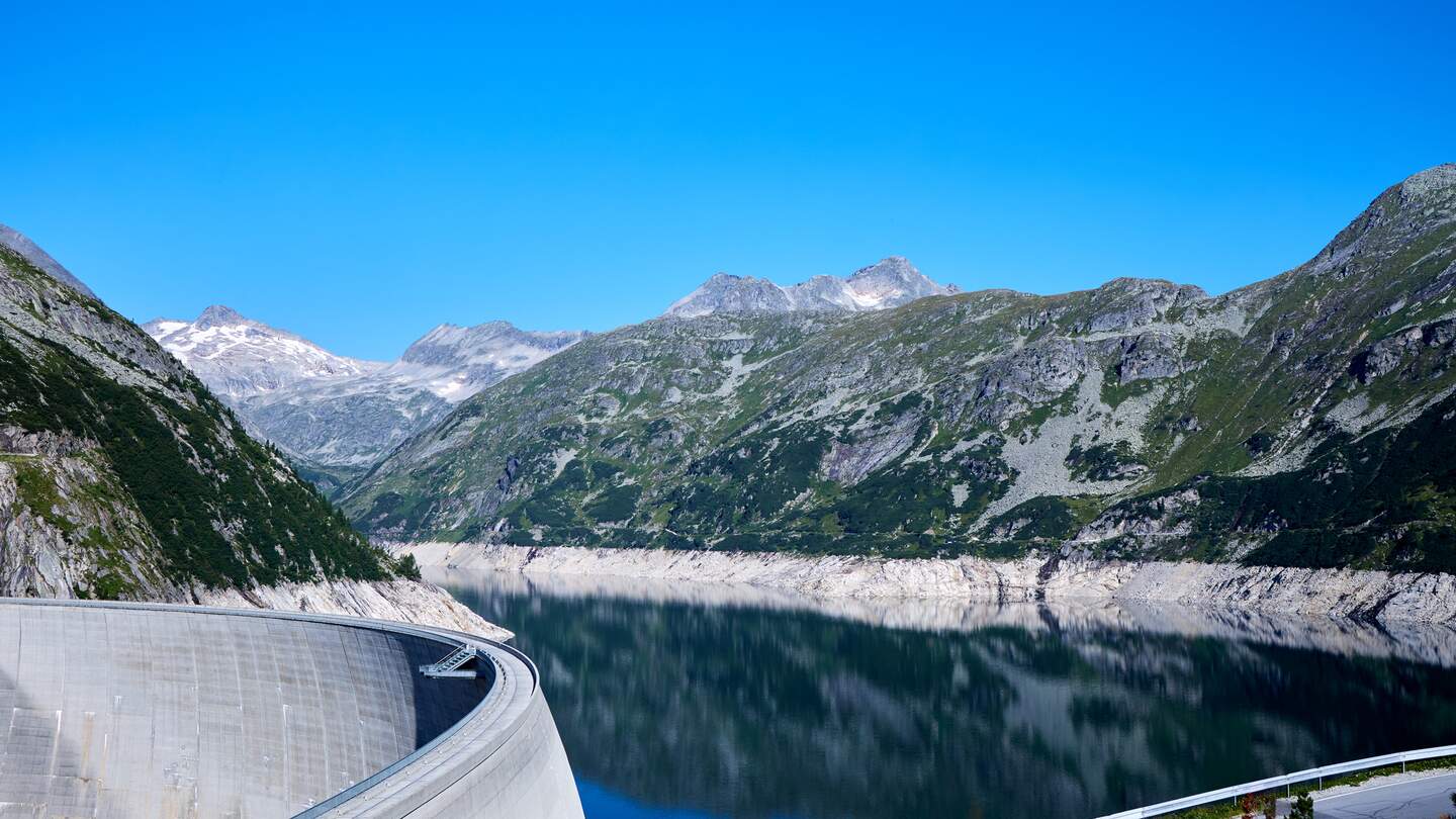 Die Kölnbreinsperre und ein See zwischen den Alpen | © Gettyimages.com/phillippedinger