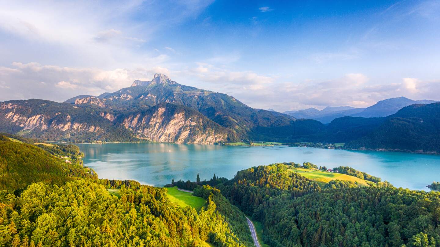 Luftaufnahme des wunderschönen Mondsees und des Schafbergs im Salzkammergut im Sommer. Österreich, Europa. | © Gettyimages.com/mdworschak