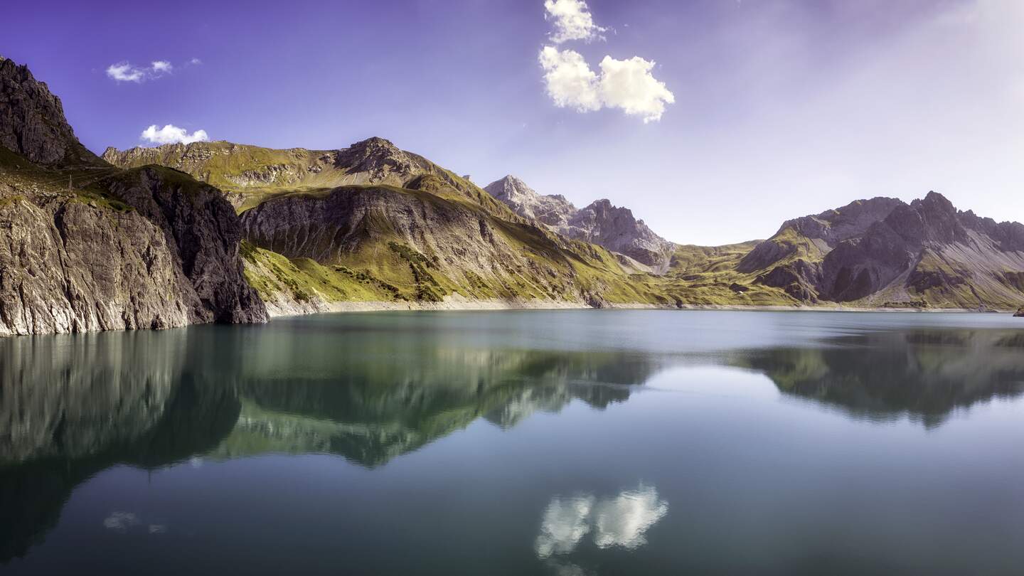 Der Lünersee in Voralberg (Österreich) ist einer der schönsten Bergseen im gesamten Alpenraum. Ein Spaziergang um den See ist beeindruckend. Wenn man um ihn herumgeht und die Sonne scheint, kann man die umliegenden Berge im klaren blauen Wasser spiegeln sehen. Sind Sie im Brandnertal oder in der Region unterwegs? Schauen Sie auf jeden Fall am Lünersee vorbei! | © Gettyimages.com/focus_on_nature