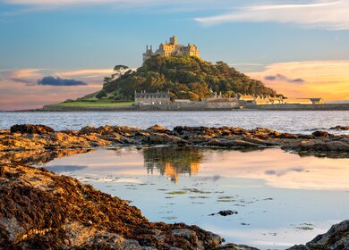 St. Michaels Mount in Cornwall, Großbritannien | © Gettyimages.com/ValeryEgorov Blick vom Festland auf die Gezeiteninsel St. Michaels Mount in Cornwall | © Gettyimages.com/ValeryEgorov