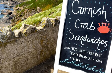 Cornwall, Grossbritannien | © Gettyimages.com/clubfoto Typische Spezialitaet aus Cornwall das Krabbensandwich | © Gettyimages.com/clubfoto