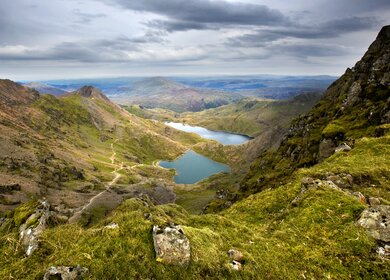 Snowdonia-Nationalpark bei Wales, Grossbritannien | © Gettyimages.com/Mark Dean Blick auf kleine Seen und Berge im Snowdonia-Nationalpark bei Wales | © Gettyimages.com/Mark Dean