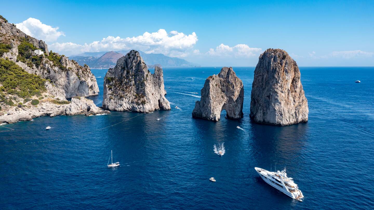 Die Insel Capri an der Amalfiküste in Italien, an einem schönen Sommertag | © Gettyimages.com/demerzel21