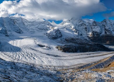 Atemberaubendes Panorama des Morteratschgletschers in der Schweiz. Ebenfalls sichtbar sind der Piz Bernina (4049 m) und die umliegenden Berge in den Ostalpen an der Grenze zwischen Italien und der Schweiz | © Gettyimages.com/Meindert van der Haven