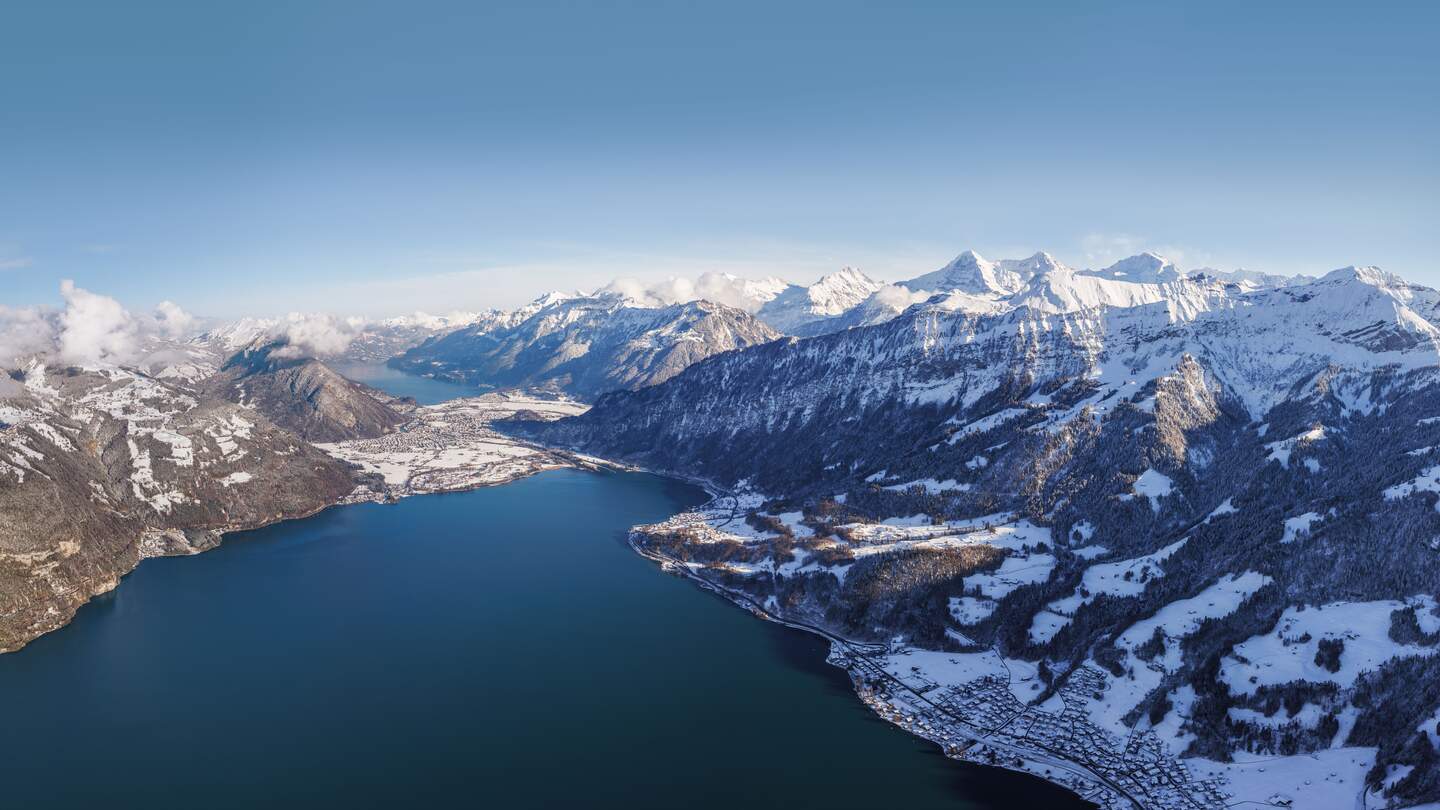 Luftaufnahme vom Bergpanorama Jungfrau Schweiz im Winter | © Interlaken Tourismus, Daniel Reichenbach Thunersee Eiger Mönch Brienzersee im Winter | © Interlaken Tourismus, Daniel Reichenbach