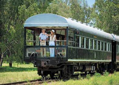 Blick vom Balkon auf Rovos Rail | © DOOKPHOTO Ein schoenes Paar geniesst die Natur vom Balkon des Rovos Rail  | © DOOKPHOTO