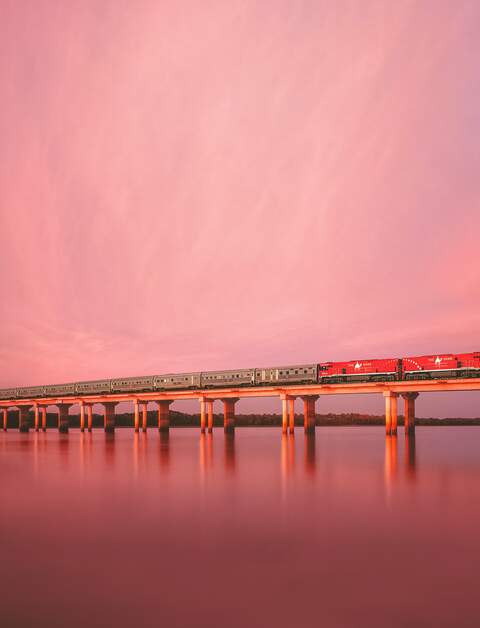 Zug The Ghan | © JBR Der Zug The Ghan fährt über den Elisabeth River | © JBR