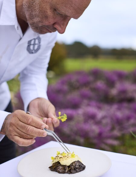 Britannic Explorer Koch Simon Rogan | © WILL HEAP PHOTOGRAPHY Der Koch Simon Rogan bereitet Essen vor | © WILL HEAP PHOTOGRAPHY