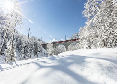 Bernina Express auf dem Albulaviadukt in der Schweiz | © Rhätische Bahn/Andrea Badrutt Im Panoramawagen des Bernina Expresses durchs Albulatal im Winter in der Schweiz | © Rhätische Bahn/Andrea Badrutt