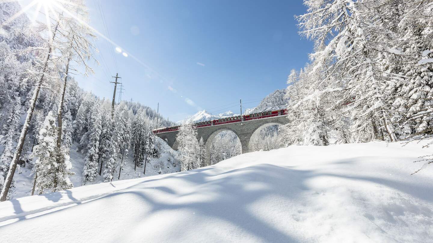 Bernina Express auf dem Albulaviadukt in der Schweiz | © Rhätische Bahn/Andrea Badrutt Im Panoramawagen des Bernina Expresses durchs Albulatal im Winter in der Schweiz | © Rhätische Bahn/Andrea Badrutt