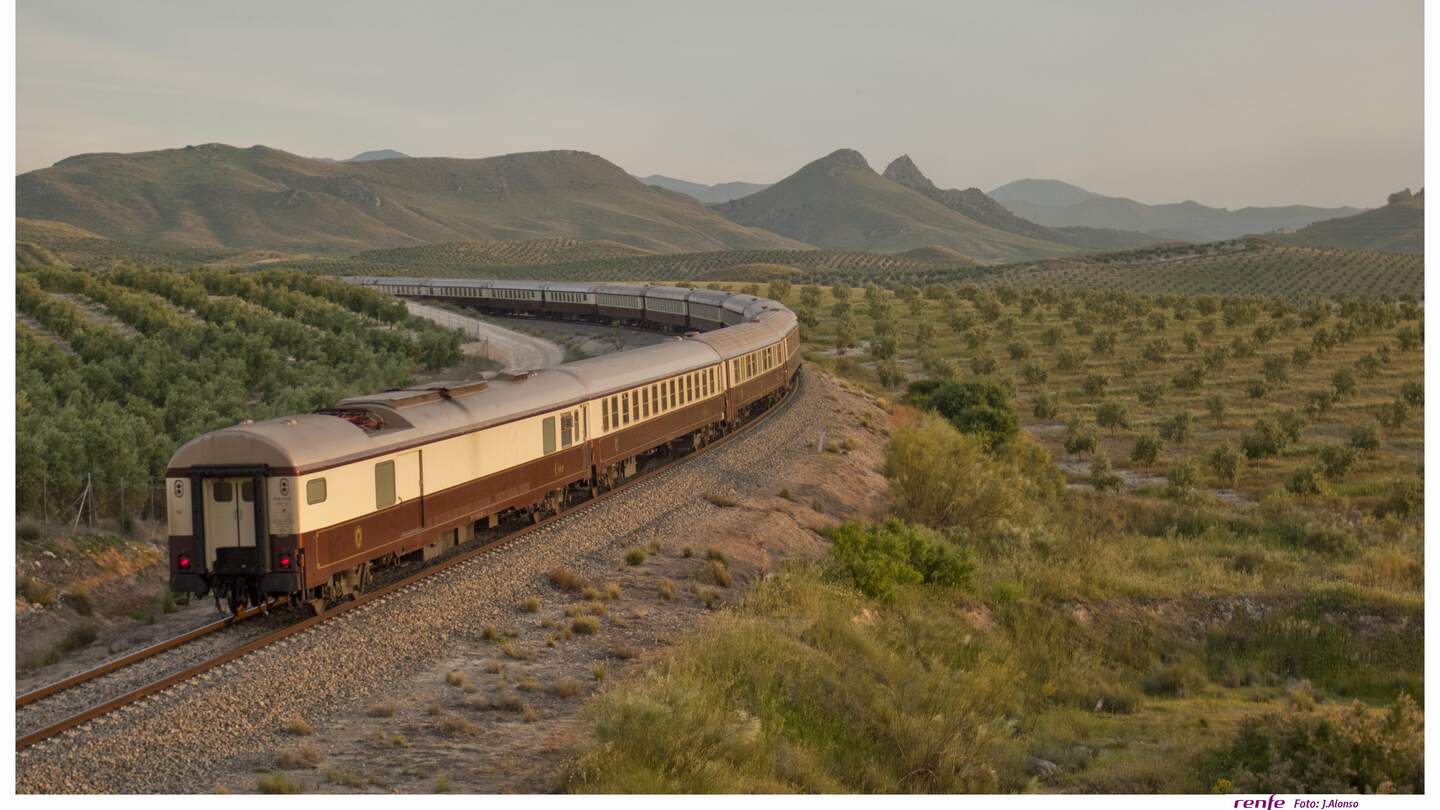 Außenansicht des El Tren al Andalus   | ©  1999 Adobe Systems Incoporated/Renfe Der El Tren al Andalus auf den Schienen in einer grünen Steppenlandschaft in Andalusien. | ©  1999 Adobe Systems Incoporated/Renfe