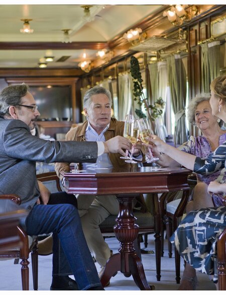 Passagiere an Board des El Tren al Andalus  | ©  Renfe Passagiere sitzen im Waggon des El Tren al Andalus und trinken Sekt. | ©  Renfe