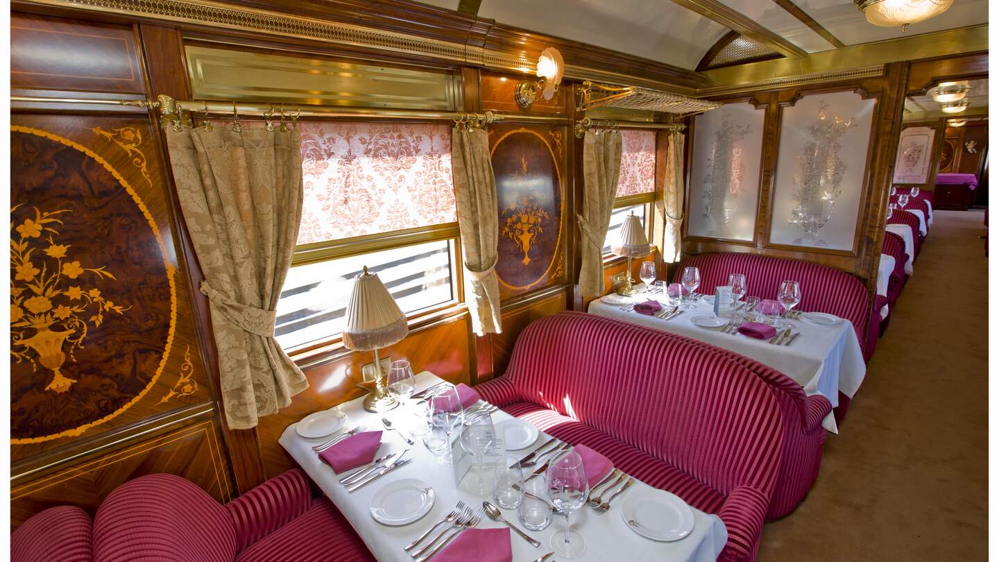 Speisewagen des El Tren Al Andalus | © Renfe Die innere Einrichtung des Speisewagens im El Tren Al Andalus | © Renfe