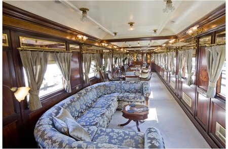 Ein Salonwagen des El Tren Al Andalus | © Renfe Inneneinrichtung eines Salonwagens im El Tren Al Andalus | © Renfe