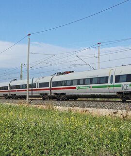 Deutsche Bahn | © Deutsche Bahn AG/Claus Weber einen ICE der DB ist in Bewegung und faehrt durch eine laendliche Landschaft | © Deutsche Bahn AG/Claus Weber