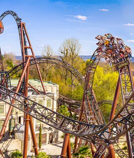Achterbahn Europa-Park | © Europa-Park Eine Gruppe Menschen sitzt in der Achterbahn Voltron im Europa-Park | © Europa-Park