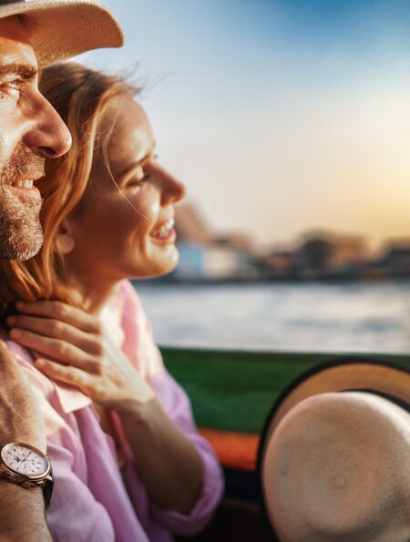 Fluss_Schiff_Passagiere | © Gettyimages.com/itsskin Mann mittleren Alters und seine Gefaehrtin stattliche blonde Dame auf einer Bootsfahrt | © Gettyimages.com/itsskin