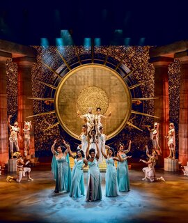 Olymp von Disneys Musical Hercules  | © Stage Entertainment/Johan Persson  Der Olymp von Disneys Musical Hercules mit singenden Saengern  | © Stage Entertainment/Johan Persson