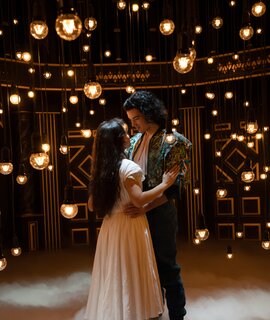 Musical Romeo & Julia – Liebe ist alles | © Stage Entertainment/Jordana Schramm Paul Csitkovics als Romeo und Yasmina Hempel als Julia aus dem Musical Romeo & Julia – Liebe ist alles | © Stage Entertainment/Jordana Schramm