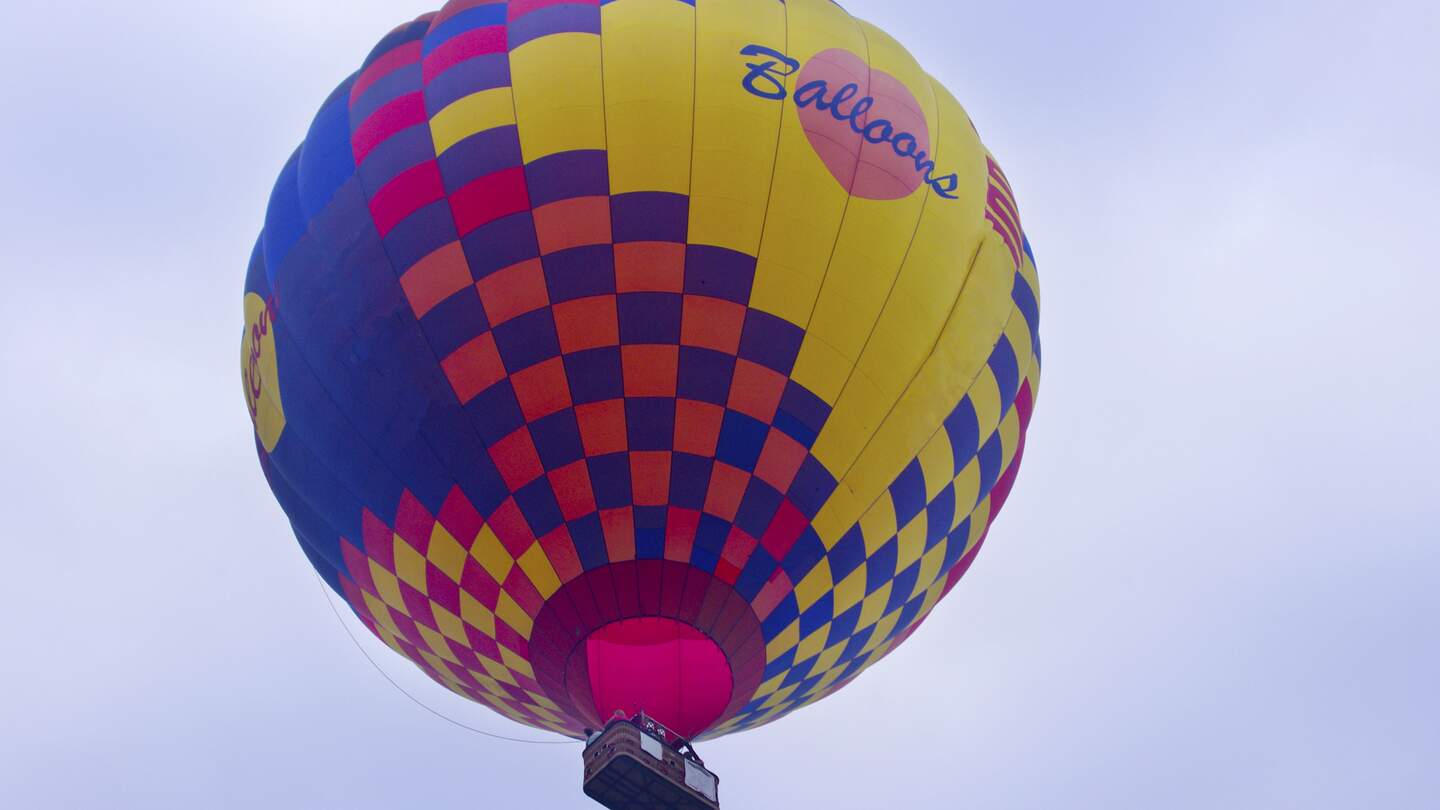 Bunter Heißluftballon steigt in die Luft | © Gettyimages.com/stephaniemurton