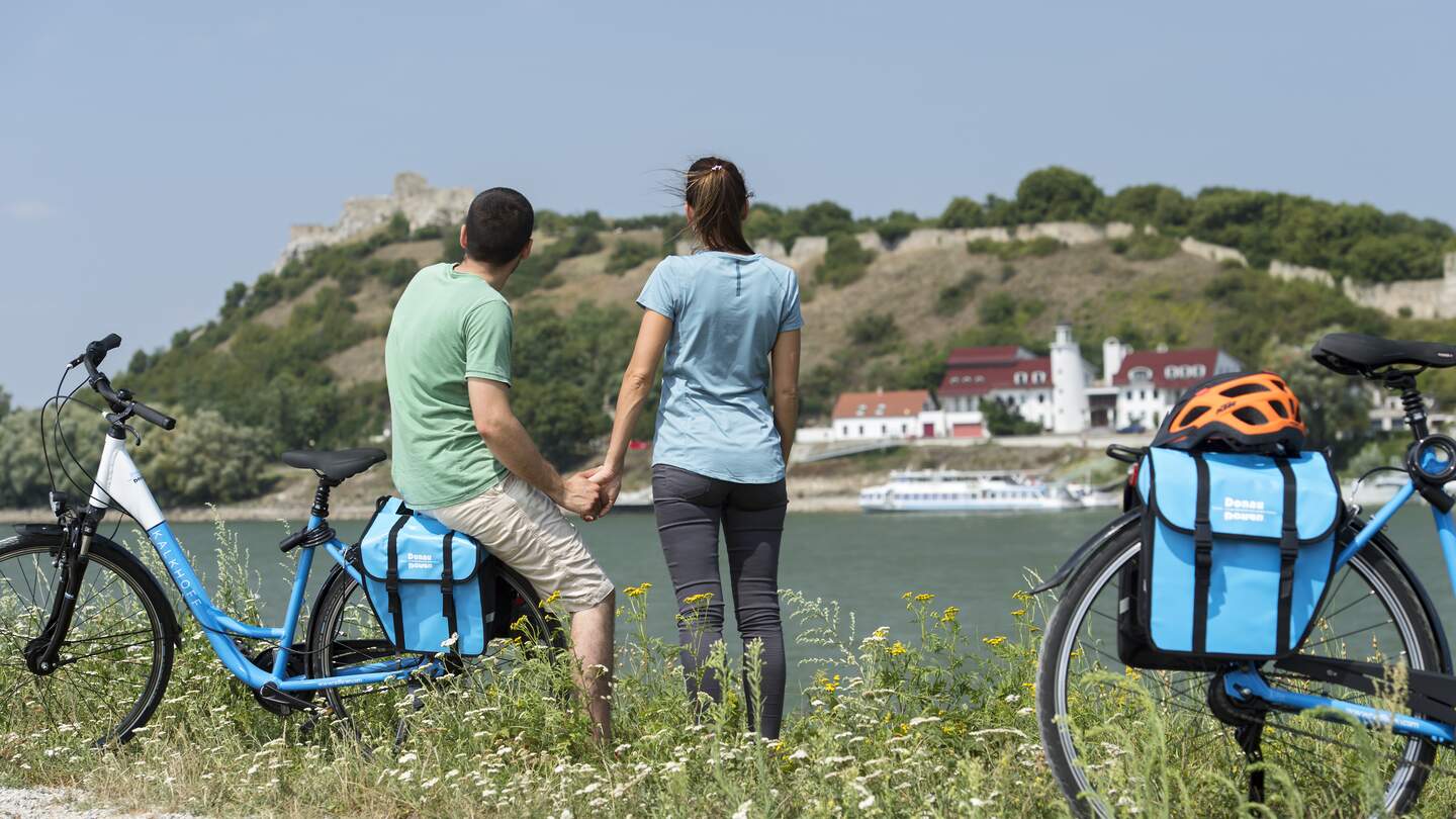 Gemeinsame Fahrradtour in der Natur | © Donau Touristik/Zupanc Ein Paar mit zwei Fahrrädern auf einer Wiese geparkt und in die Ferne blickend | © Donau Touristik/Zupanc
