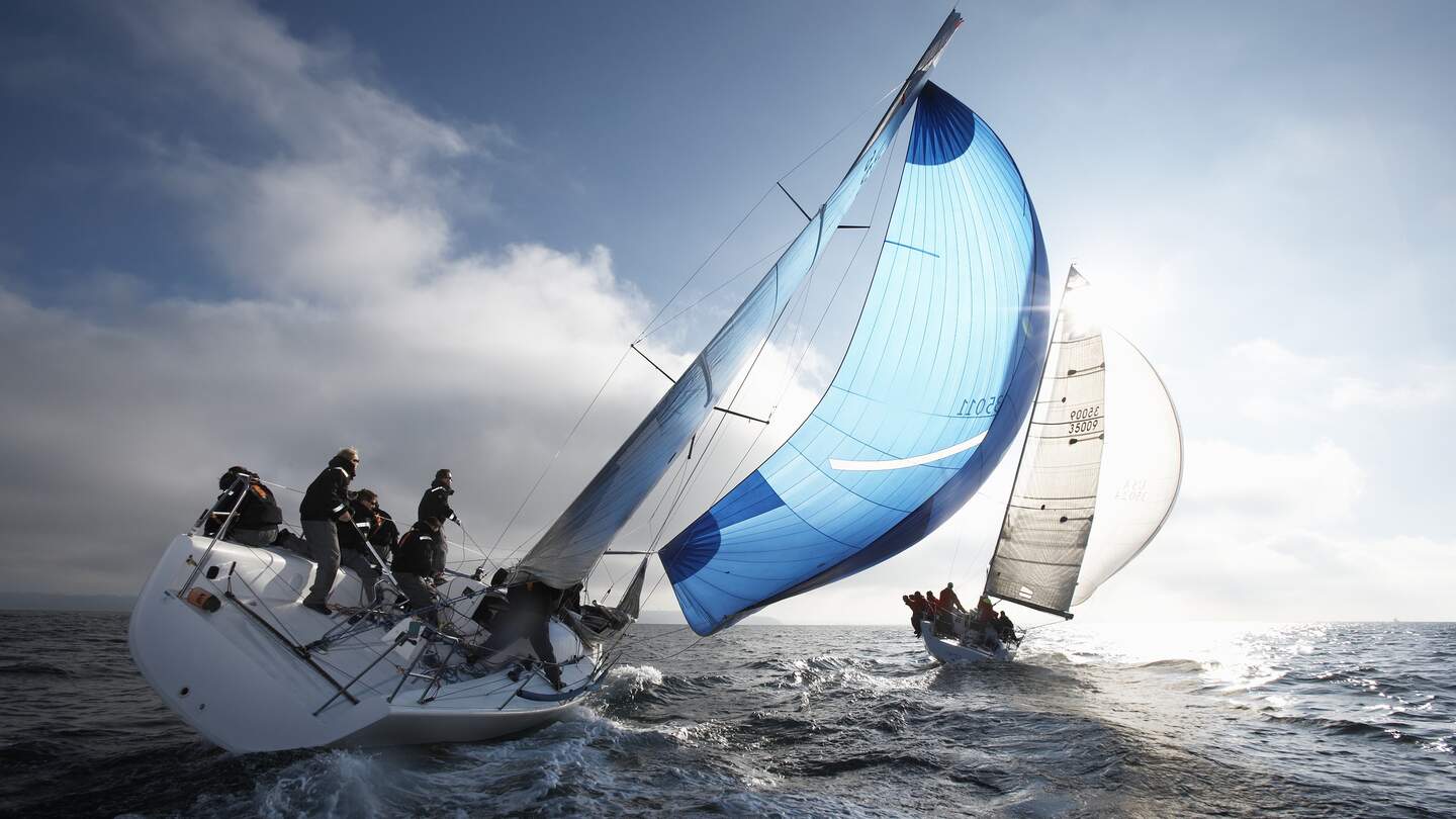 Eine Crew segelt in einem Wettkampf | © Gettyimages.com/ryanmcvay