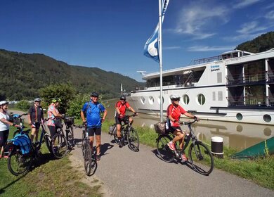 Donau Radkreuzfahrt MS Primadonna | © Ameropa-Reisen GmbH Radfahrer vor der MS Primadonna | © Ameropa-Reisen GmbH