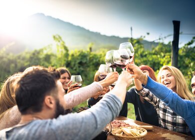 Freunde beim Rasten in den Weinbergen | ©  Gettyimage/franckreporter Freunde beim Rasten in den Weinbergen | ©  Gettyimage/franckreporter