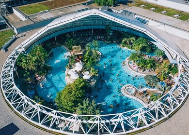 offene Kuppel Therme Erding | © THERME ERDING Blick auf Therme Erding durch die offene Kuppel bei schönem Wetter | © THERME ERDING