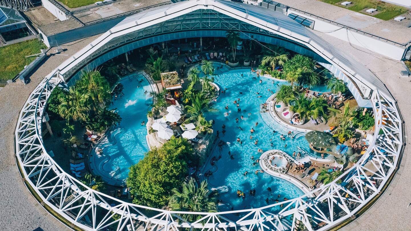 offene Kuppel Therme Erding | © THERME ERDING Blick auf Therme Erding durch die offene Kuppel bei schönem Wetter | © THERME ERDING