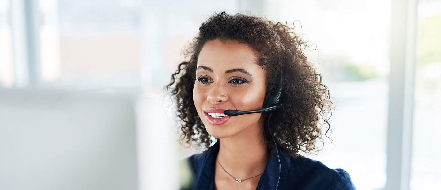 Telefonservice | © Gettyimages.com/peopleimages Ausschnitt einer attraktiven jungen Callcenter-Agentin bei der Arbeit in ihrem Buero | © Gettyimages.com/peopleimages