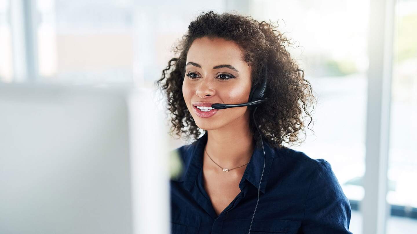 Telefonservice | © Gettyimages.com/peopleimages Ausschnitt einer attraktiven jungen Callcenter-Agentin bei der Arbeit in ihrem Buero | © Gettyimages.com/peopleimages