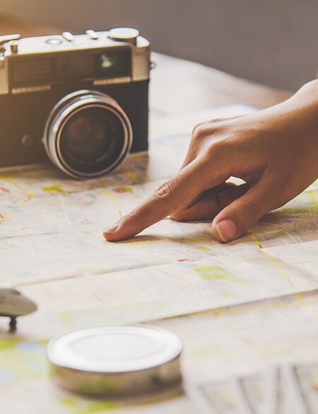 Landkarte Reisender | © Gettyimages.com/Photobyphotoboy Reisende planen eine Reise, indem sie die Route auf der Karte | © Gettyimages.com/Photobyphotoboy